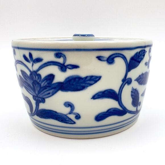 Vintage Tachikichi Kyoto Japan Blue and White Dresser Jar w Lotus Scroll Design - Picture 10 of 13